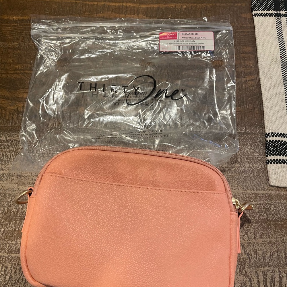 Thirtyone double zip crossbody in coral
Peach